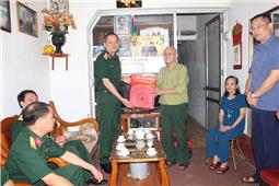 Đoàn công tác Đảng ủy, Bộ tư lệnh Quân khu tri ân các anh hùng, liệt sĩ, người có công tại Hà Giang